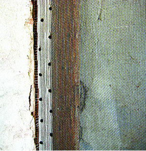 Detail van de betengeling die op authentieke wijze is aangebracht door linnen vast te spijkeren met kopnagels