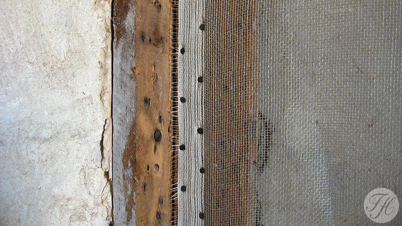 klassiek opgebouwde betengeling van gespannen en gespijkerd linnen aan de buitenmuren van vertrekken in kasteel Amerongen