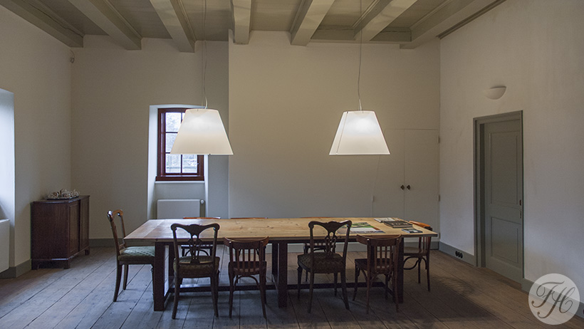 Authentiek opgebouwde betengeling afgewerkt met verf in een vertrek in kasteel Amerongen