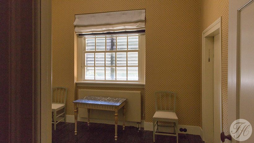 Klassiek opgebouwde betengeling aan de buitenmuren van vertrekken in kasteel Amerongen