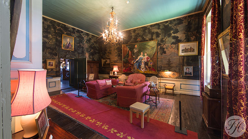 Betengelde grondlaag van gespannen, gespijkerd en beplakt linnen als basis voor terugplakken van gerestaureerd behang