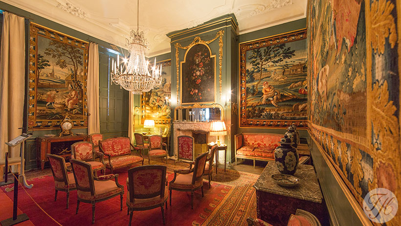 Betengelde grondlaag van gespannen, gespijkerd en beplakt linnen als basis voor terughangen van wandbespanning