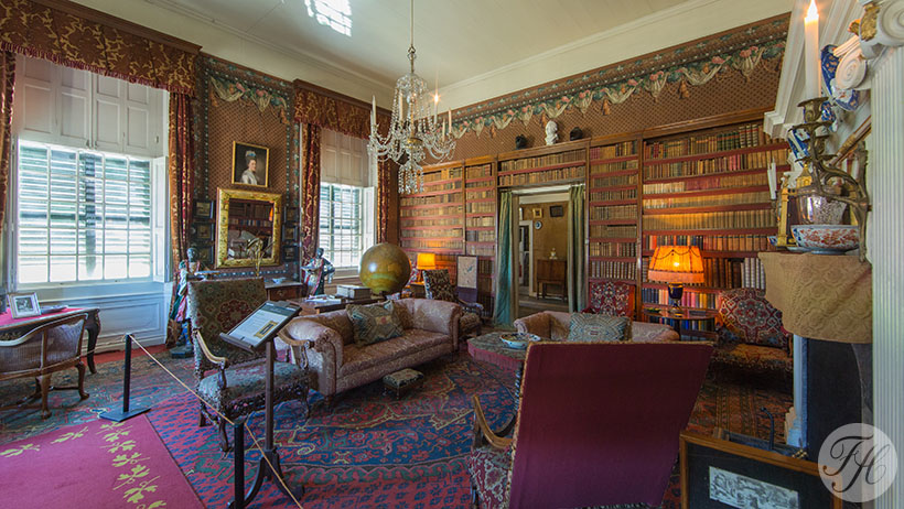 Betengelde grondlaag van gespannen, gespijkerd en beplakt linnen als basis voor terugplakken van gerestaureerd behang