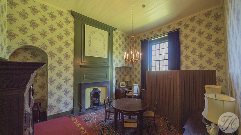 Betengelde grondlaag van gespannen, gespijkerd en beplakt linnen als basis voor plakken van gereproduceerd behang