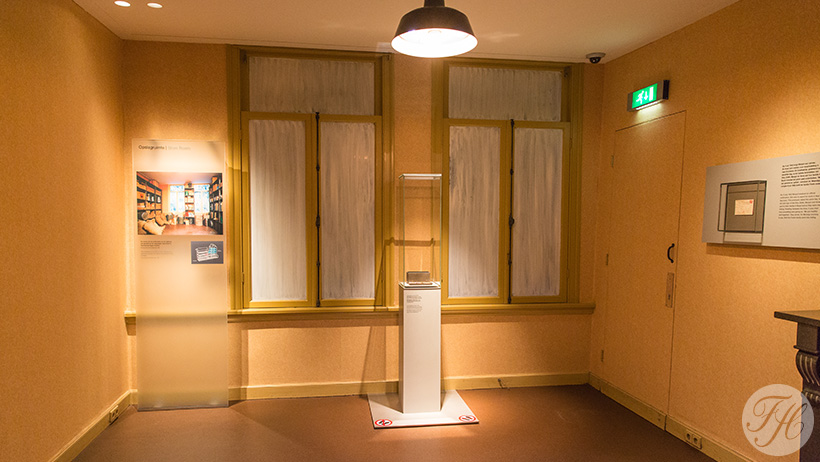 De wanden in het Voorhuis zijn betengeld en beplakt met grondpapier en voorzien van gereproduceerd behang