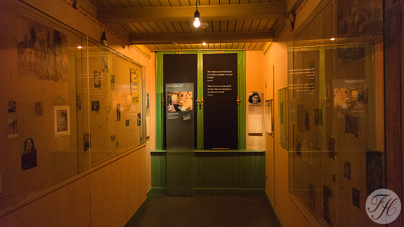 Anne Frank's kamer in het Achterhuis is betengeld en voorzien van grondpapier en behang