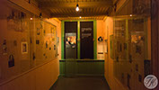 Anne Frank's kamer in het Achterhuis is betengeld en voorzien van grondpapier en behang