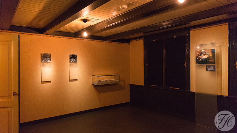 De wanden in het Achterhuis zijn betengeld en beplakt met grondpapier en voorzien van gereproduceerd behang