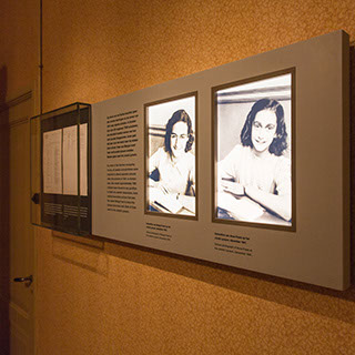 Het gehele voor- en achterhuis in het Anne Frank museum is opnieuw betengeld en behangen op authentieke wijze 