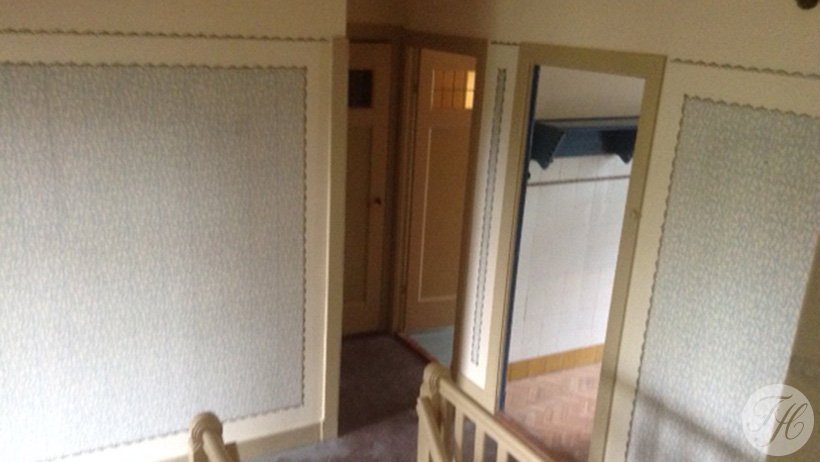 Gereproduceerd behang aangebracht in de hal van ouderlijk woonhuis van Anne Frank