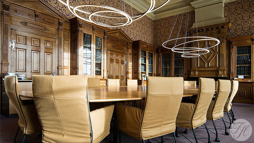 Behang op betengeling aangebracht in fractiekamer VVD Eerste Kamer op het Binnenhof Den Haag