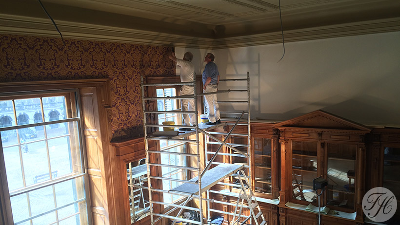 Aanbrengen betengeling op autentieke wijze met gespannen en gespijkerd linnen afgewerkt met grondpapier