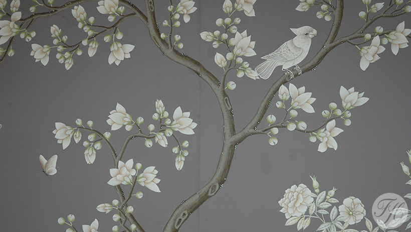 Detail handgeschilderd behang aangebracht op klassieke betengeling