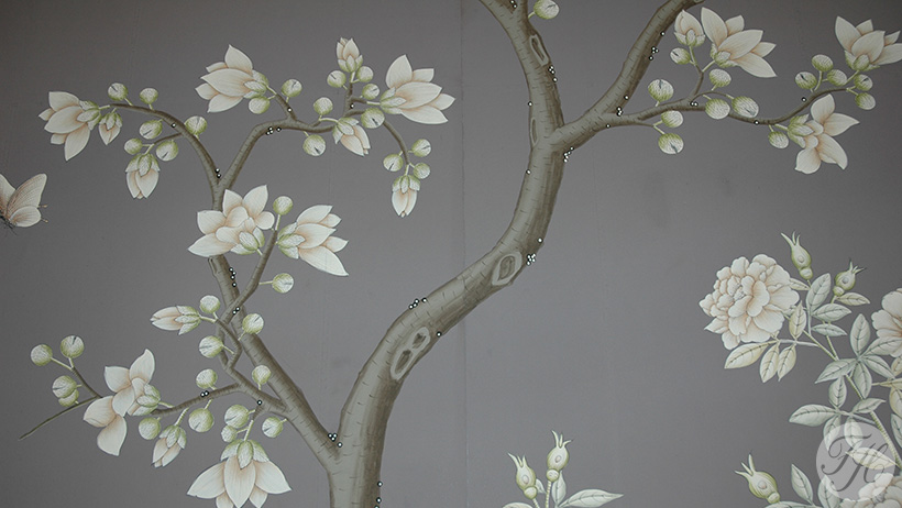 Detail handgeschilderd behang aangebracht op authentiek betengelde ondergrond van gespannen linnen en grondpapier