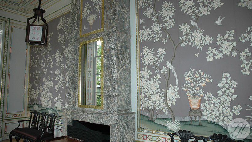 Handgeschilderd behang aangebracht in stijlkamer Johan de Witthuis op authentiek betengelde ondergrond van gespannen linnen en grondpapier