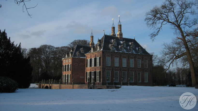 In Kasteel Duivenvoorde in Voorschoten het prentenkabinet voorzien van nieuwe betengeling en gekleurd behang.