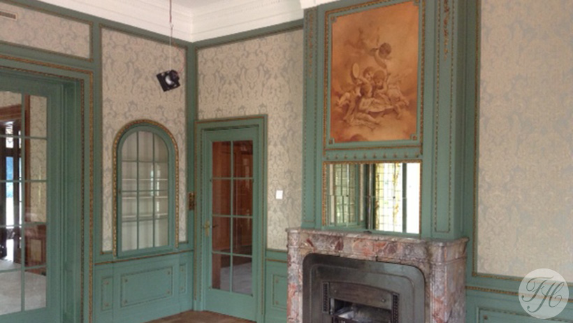 Stoffen wandbespanning met klassieke uitstraling op authentiek betengelde ondergrond in project in Villa Eemwijk