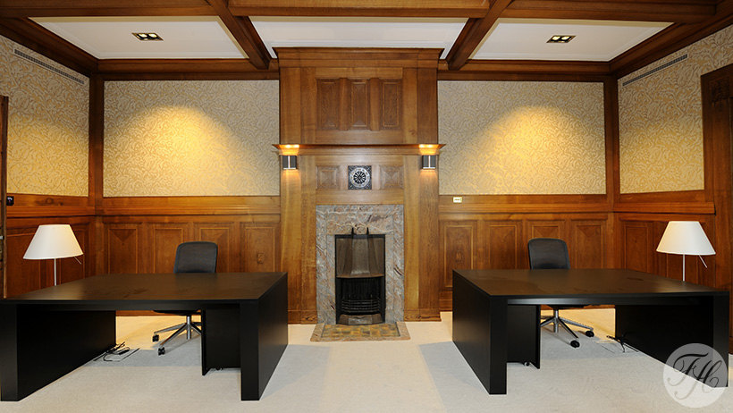 Stoffen wandbespanning met moderne uitstraling op authentiek betengelde ondergrond in project in Villa Eemwijk