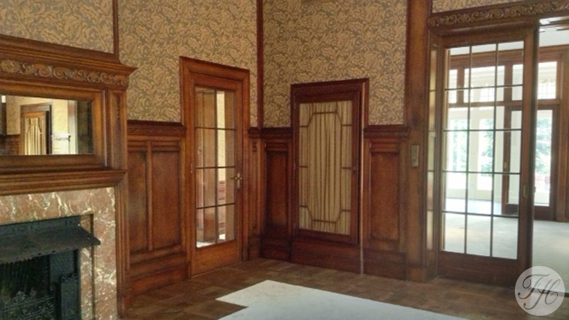 Klassiek opgebouwde stoffen wandbespanning met authentieke betengeling als ondergrond