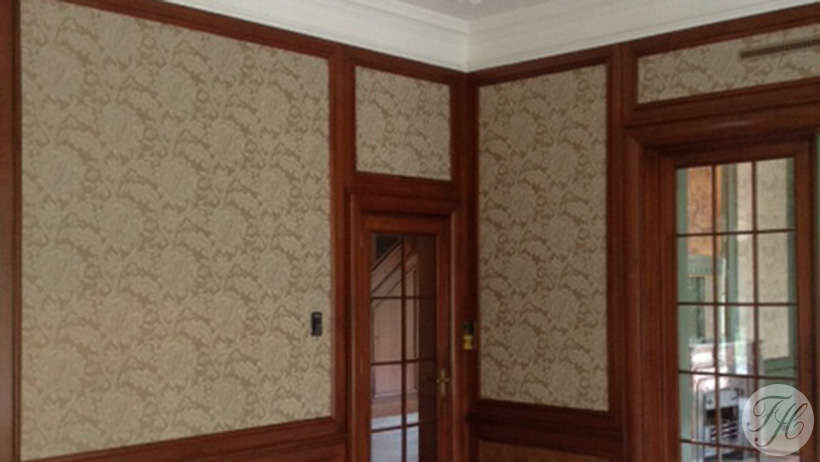 Klassiek opgebouwde stoffen wandbespanning met traditionele betengeling als ondergrond