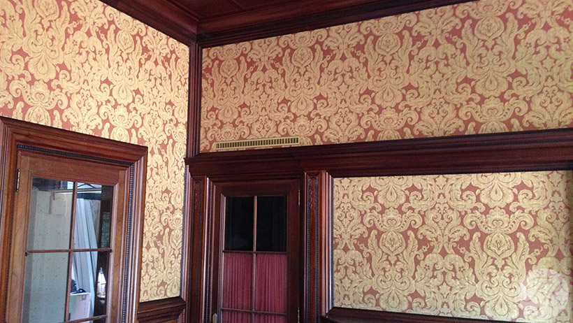 Klassiek opgebouwde stoffen wandbespanning met traditionele betengeling als ondergrond