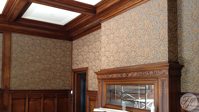 Stoffen wandbespanning met moderne uitstraling voorzien van traditionele betengeling als ondergrond