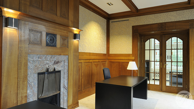 Stoffen wandbespanning met klassieke uitstraling aangebracht op authentiek betengelde ondergrond