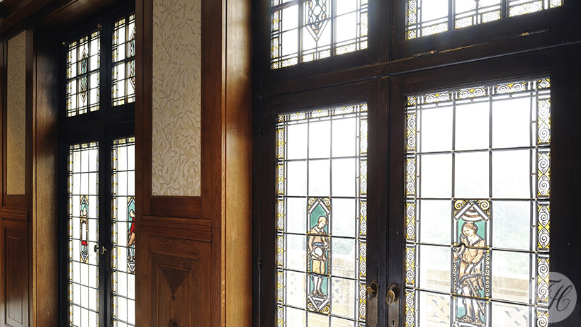 Detail stoffen wandbespanning met klassieke uitstraling op authentiek betengelde ondergrond