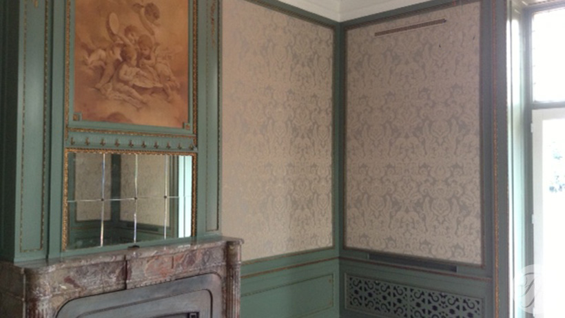 Klassiek opgebouwde stoffen wandbespanning met traditioneel betengelde ondergrond