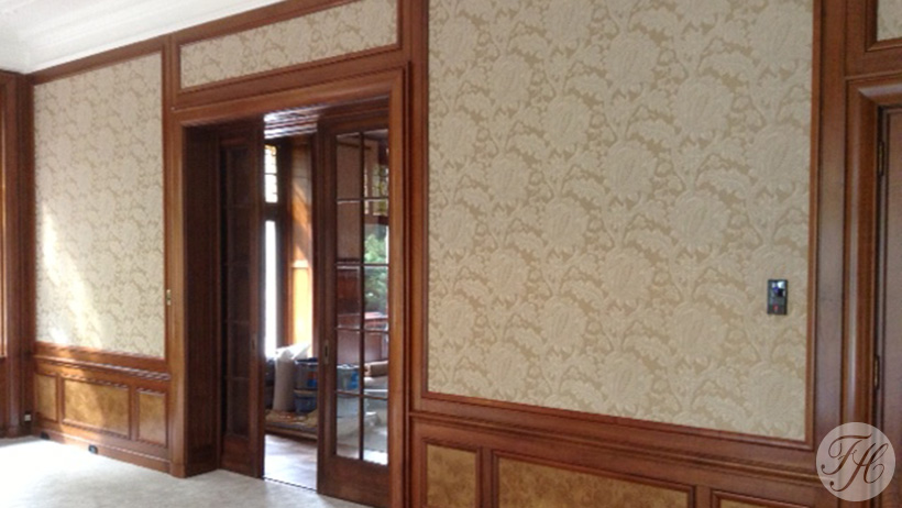 Houten raamwerk panelen voozien van stoffen wandbespanning, warme sfeer, akoestisch dempend en isolatie