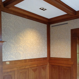 Aanbrengen stoffen wandbespanning op een klassiek betengelde ondergrond van opgespannen linnen en beplakt met grondpapier in Villa Eemwijk