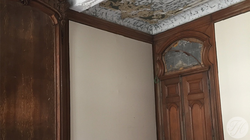 restauratie Huize Nederpolder in Gent aanbrengen grondlaag betengeling met grondpapier voor behang