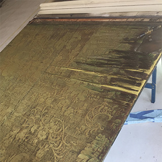 uize Nederpolder in Gent restauratie zijde wandbespanning en aanbrengen betengeling met grondpapier
