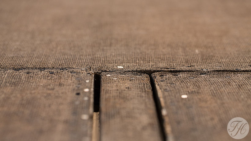 Detail van de betengeling die op authentieke wijze is aangebracht door linnen vast te spijkeren met kopnagels