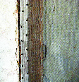 Detail van de betengeling die op authentieke wijze is aangebracht door linnen vast te spijkeren met kopnagels