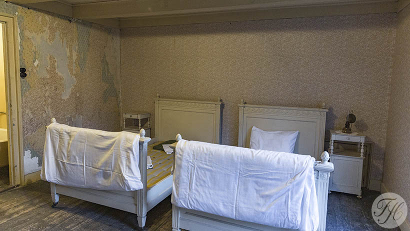 reproductie behang met klassieke uitstraling op authentiek betengelde ondergrond in kamer Kasteel Keukenhof Lisse 