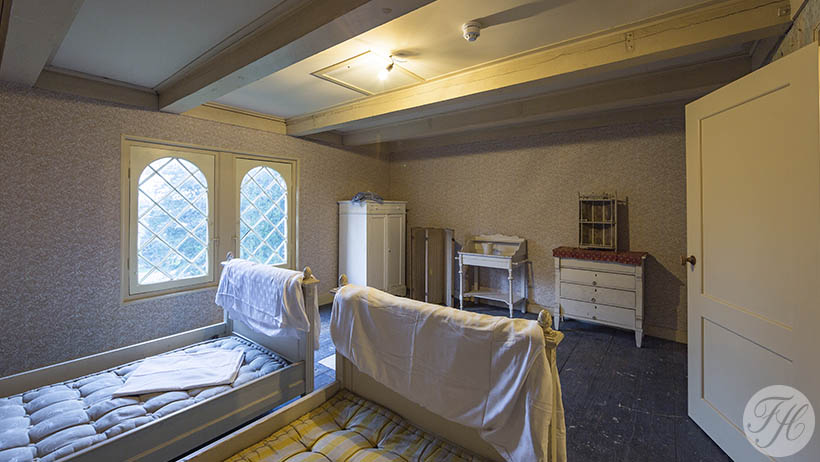 Klassiek opgebouwde stoffen wandbespanning met traditionele betengeling als ondergrond