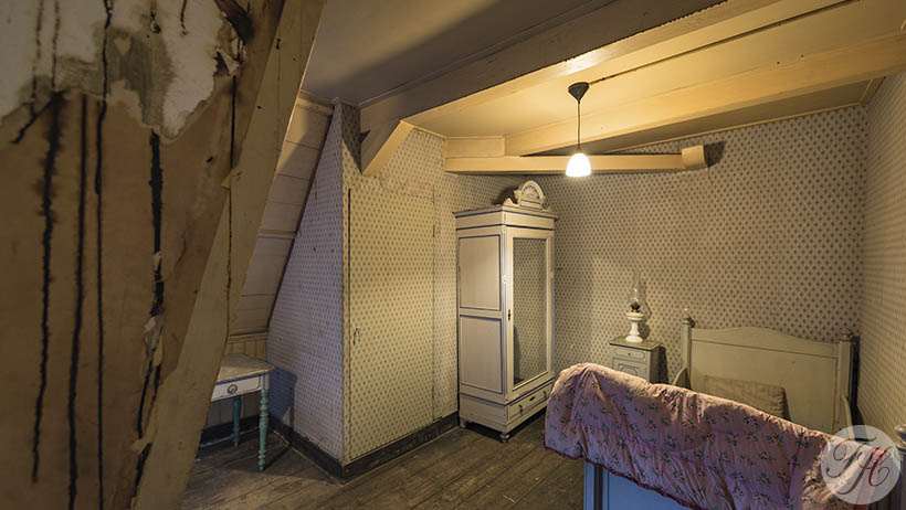 herstel werkzaamheden behang en linnen op betengelde deur