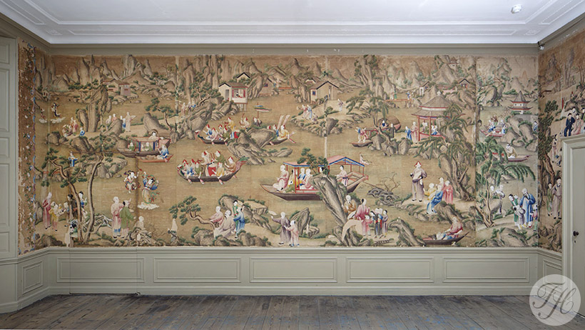 Klassieke betengeling met gespannen linnen en grondpapier aangebracht in Museum MOA als grondlaag voor de gerestaureerde behangsels