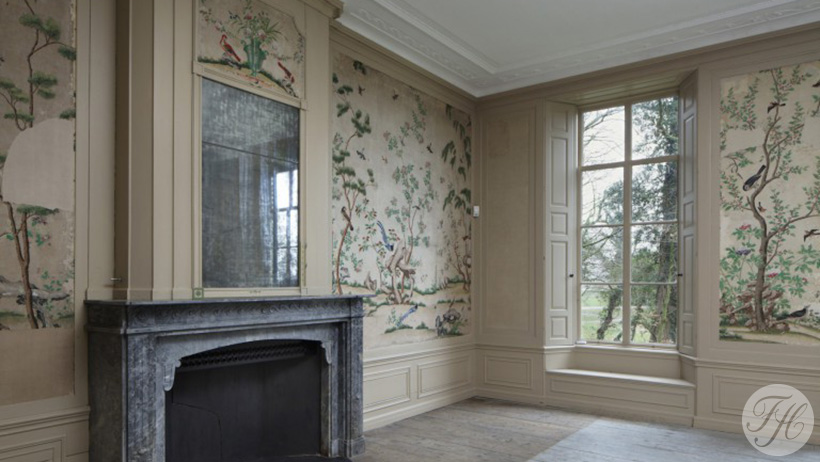 Klassieke betengeling met gespannen linnen en grondpapier aangebracht in Museum MOA als grondlaag voor de gerestaureerde behangsels