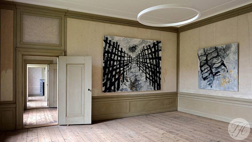 Authentieke betengeling van gespannen linnen beplakt met grondpapier aangebracht op wanden waarop het oorspronkelijke behang zijn teruggeplaast