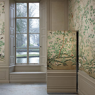 Klassieke betengeling met gespannen linnen en grondpapier aangebracht in Museum MOA als grondlaag voor de gerestaureerde behangsels