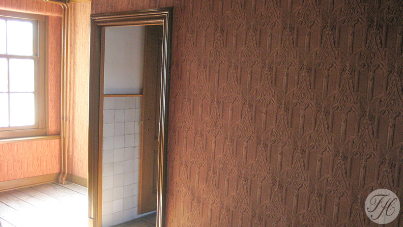 Muur met behang in prentenkabinet Museum Ons' Lieve Heer op Solder