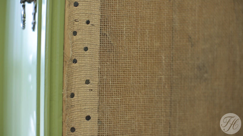 Detail van klassiek aangebrachte betengeling van gespannen linnen vastgezet met kopspijkertjes