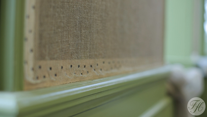 Detail van klassiek aangebrachte betengeling van gespannen linnen vastgezet met kopspijkertjes