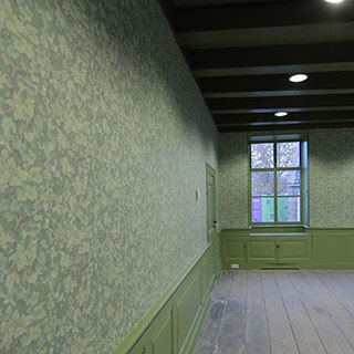 Stijlkamer Streekmuseum Heinenoord met traditioneel betengeling en hedendaags behang