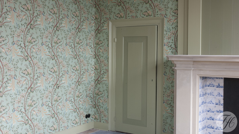 Klassieke opbouw betengeling afgewerkt met grondpapier en exclusief behang