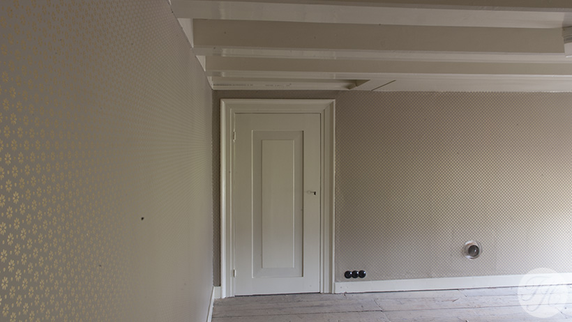 Authentieke betengel techniek, gespannen linnen afgewerkt met grondpapier en behang