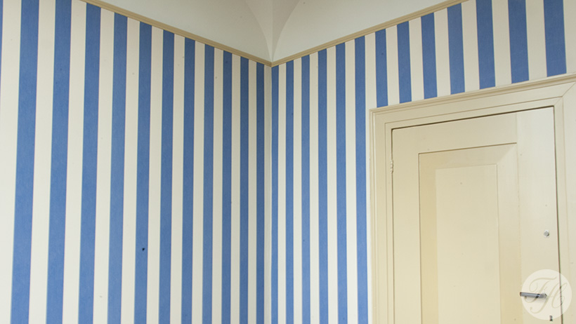 Klassieke opbouw van betengeling afgewerkt met grondpapier en behang