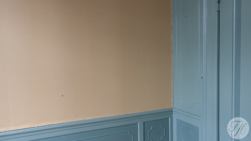 Klassieke opbouw van betengeling afgewerkt met grondpapier en behang